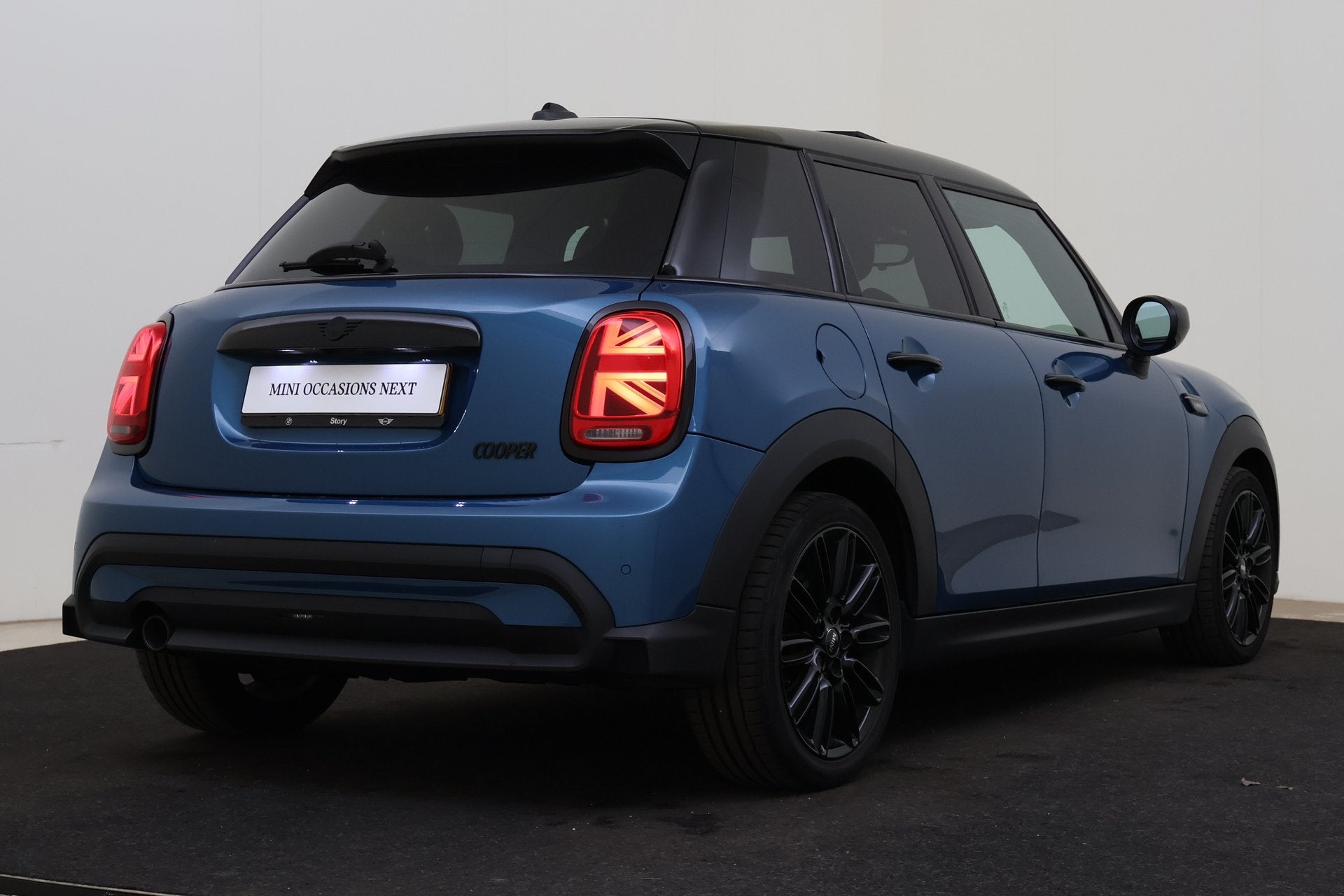 MINI Hatchback Cooper Classic Automaat / Panoramadak / Sport, Auto's, 136 pk, Gebruikt, Met garantie (alle), Blauw