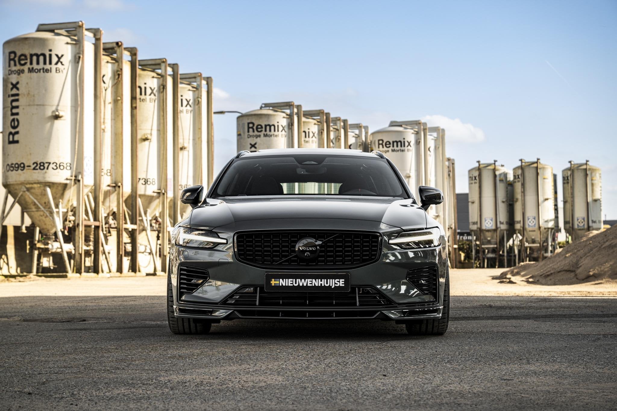 Volvo V60 2.0 T6 Plug-in hybrid AWD Ultra Dark | Heico Bodyk, Auto's, 12 maanden, Stof, Euro 6, 180 min