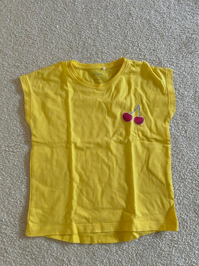 Geel kinder T-shirt met kersenopdruk maat 116, Kinderen en Baby's, Kinderkleding | Maat 116, Gebruikt, Jongen of Meisje, Ophalen of Verzenden