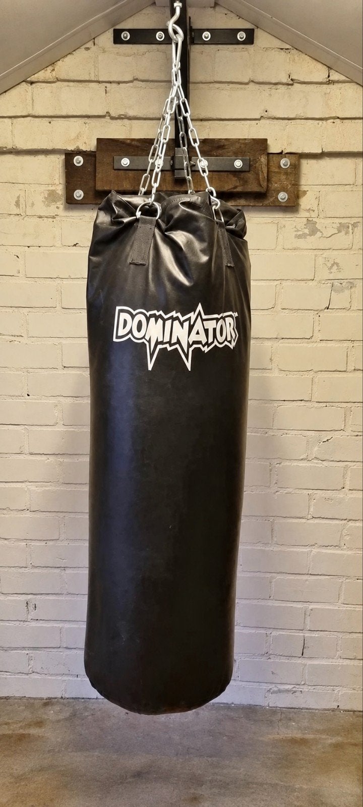 Dominator Boksbal 150cm met muurbeugel en handschoenen, Sport en Fitness, Ophalen, Gebruikt, Vechtsportmateriaal