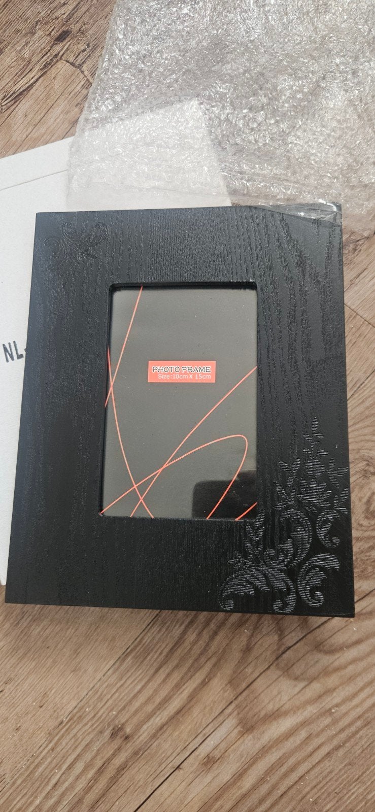 Zwarte fotolijst 10x15 cm met sierrand, Hangend, Nieuw, Ophalen of Verzenden, Fotolijst