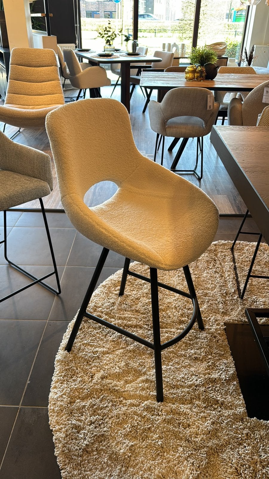 Moderne bartafel + 2 beige barstoelen Industrieel design, Huis en Inrichting, Barren, Ophalen, Gebruikt
