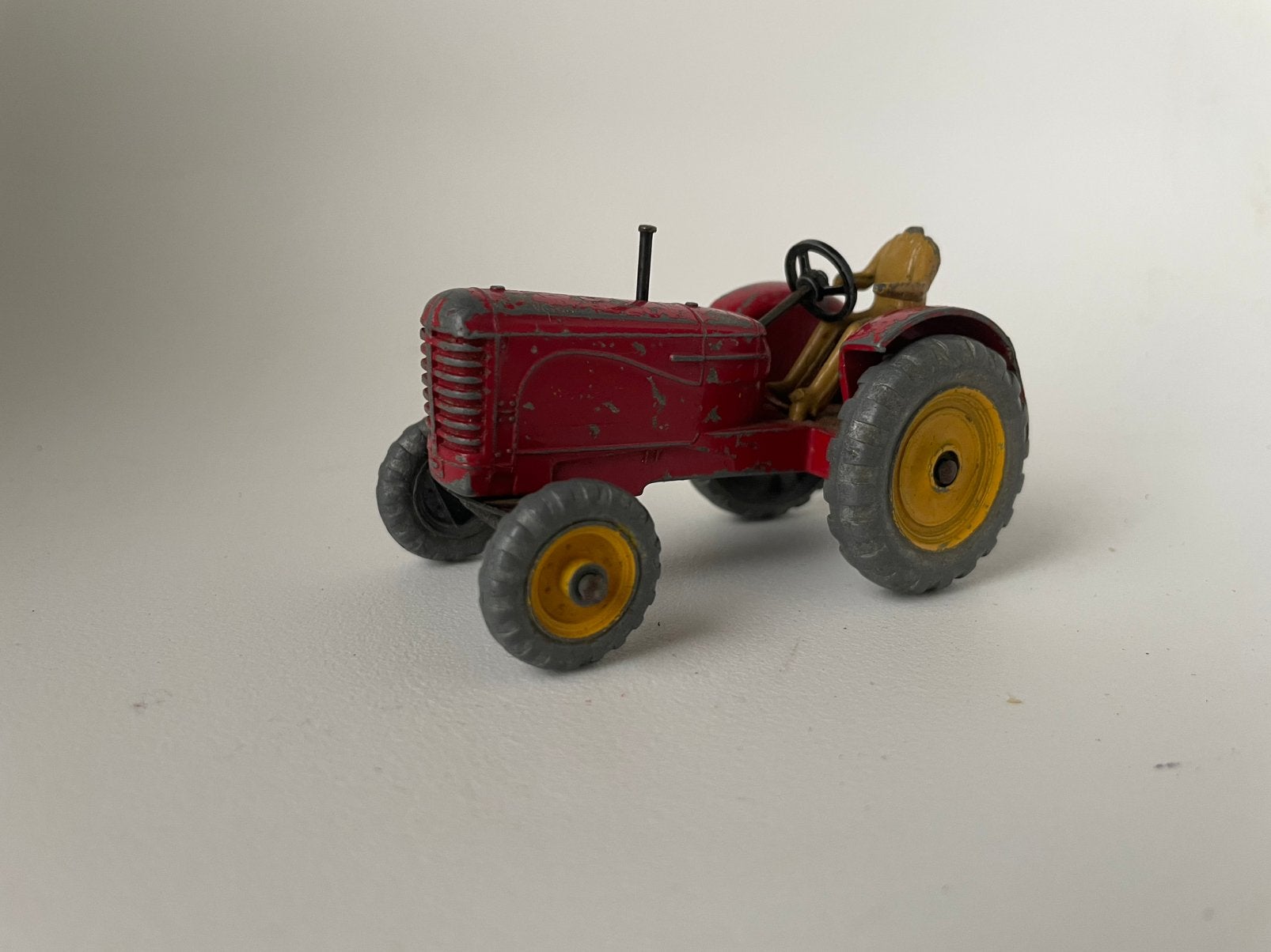 model Dinky Toys 27A Meccano Massey Harris tractor trekker, Ophalen of Verzenden, Gebruikt, Tractor of Landbouw, Dinky Toys