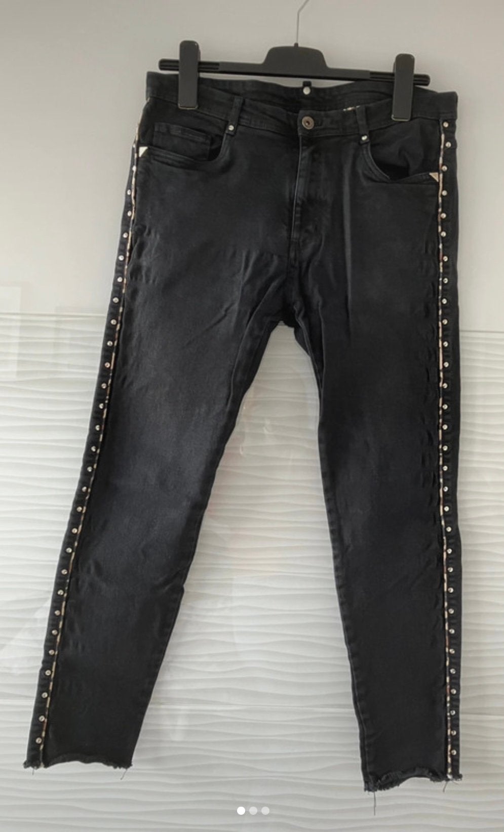 ZARA heren spijkerbroek met studs en panterstreep mt 42 ZGAN, Ophalen of Verzenden, Zo goed als nieuw, Zwart, W32 (confectie 46) of kleiner