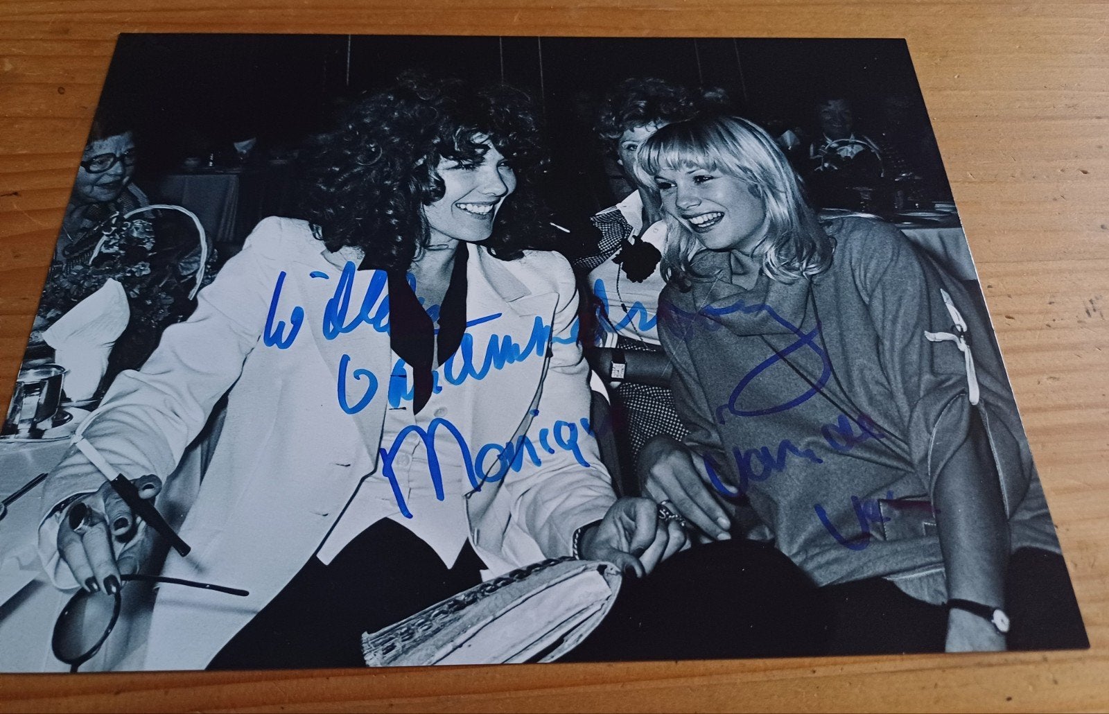 Gesigneerde foto Monique van de Ven & Willeke van Ammelrooy, Ophalen of Verzenden, Zo goed als nieuw, Foto of Kaart