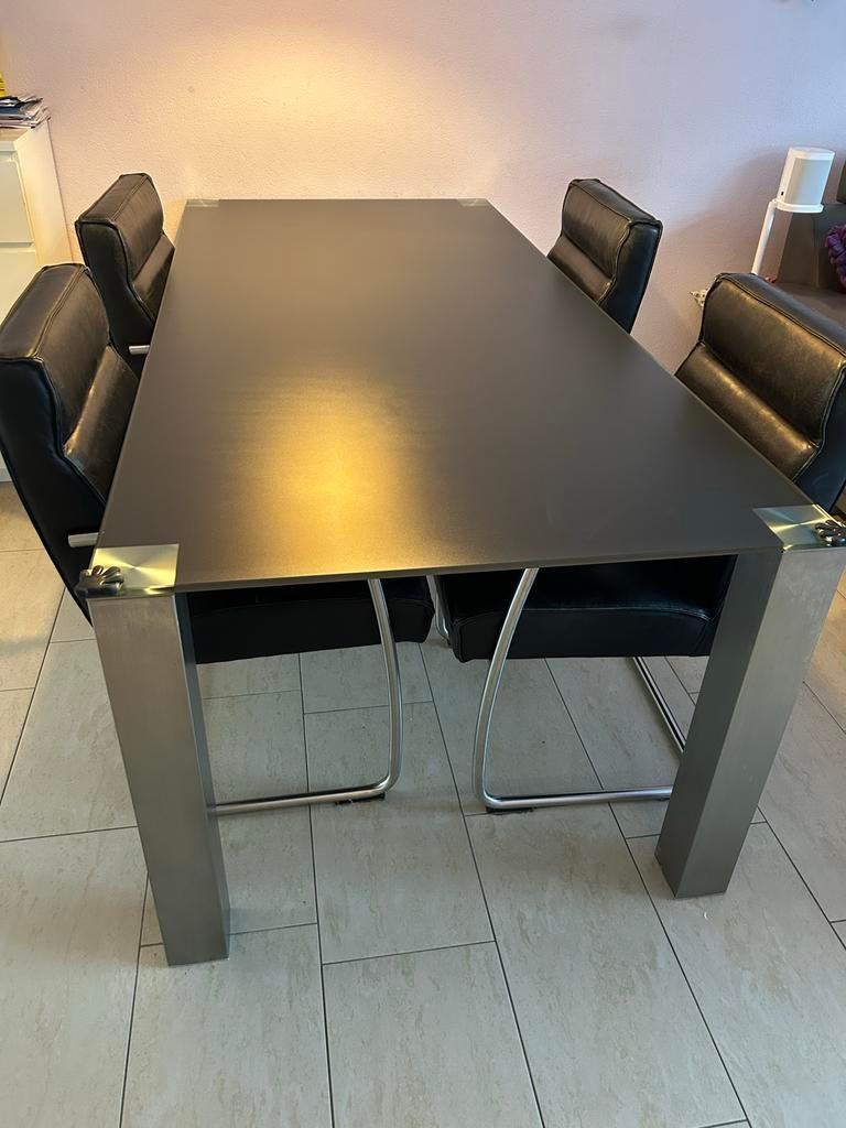 Moderne eettafel met glazen blad en rvs poten, Huis en Inrichting, Tafels | Eettafels, Ophalen, 50 tot 100 cm, Vijf personen of meer