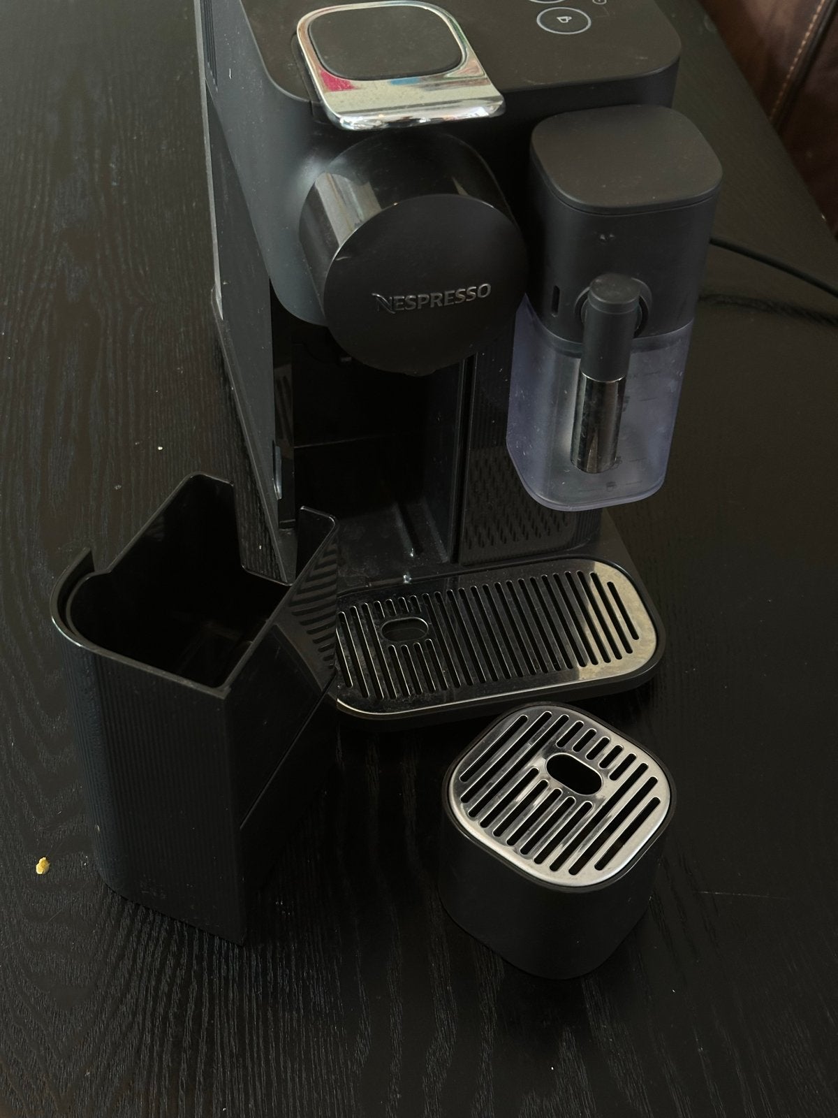 De'Longhi Nespresso Lattissima One - Zwart, Witgoed en Apparatuur, Koffiezetapparaten, Ophalen, Koffiemachine, Zo goed als nieuw