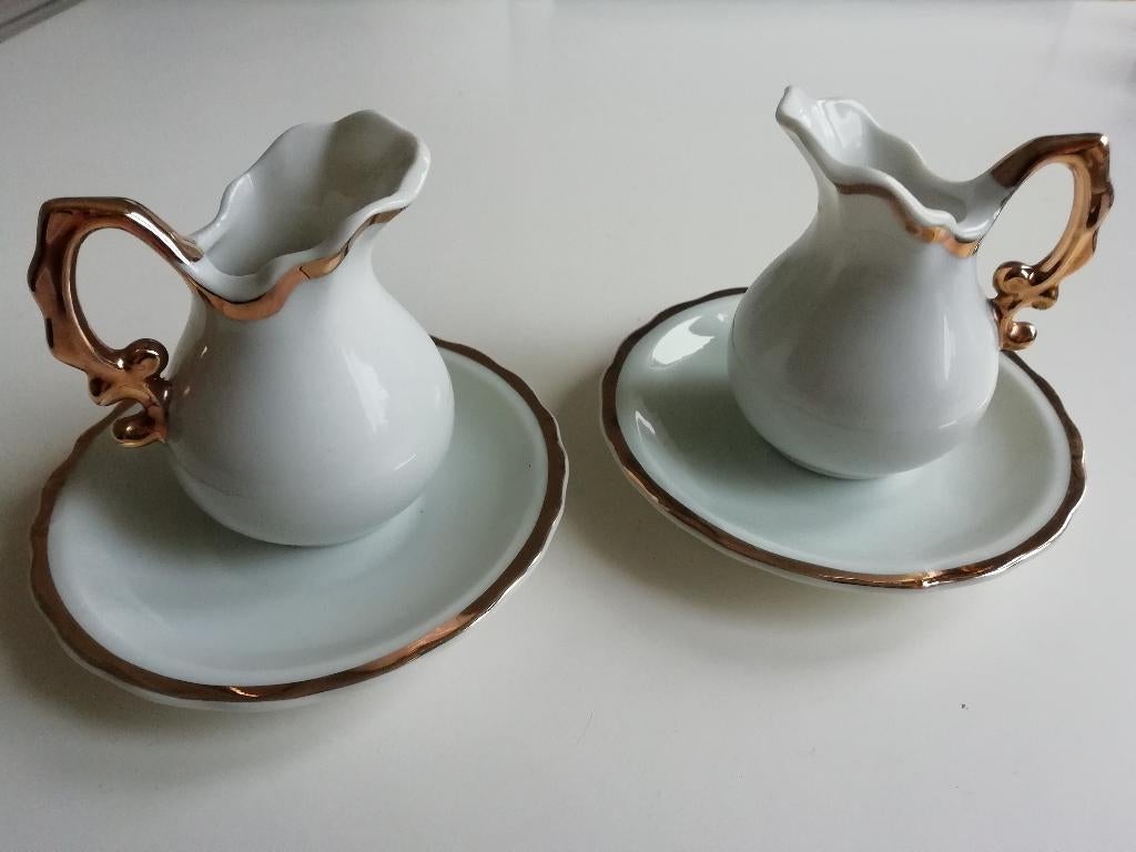 Twee prachtige melkkannetjes met bijbehorende schotel, Overige typen, Ophalen of Verzenden, Zo goed als nieuw, Overige stijlen