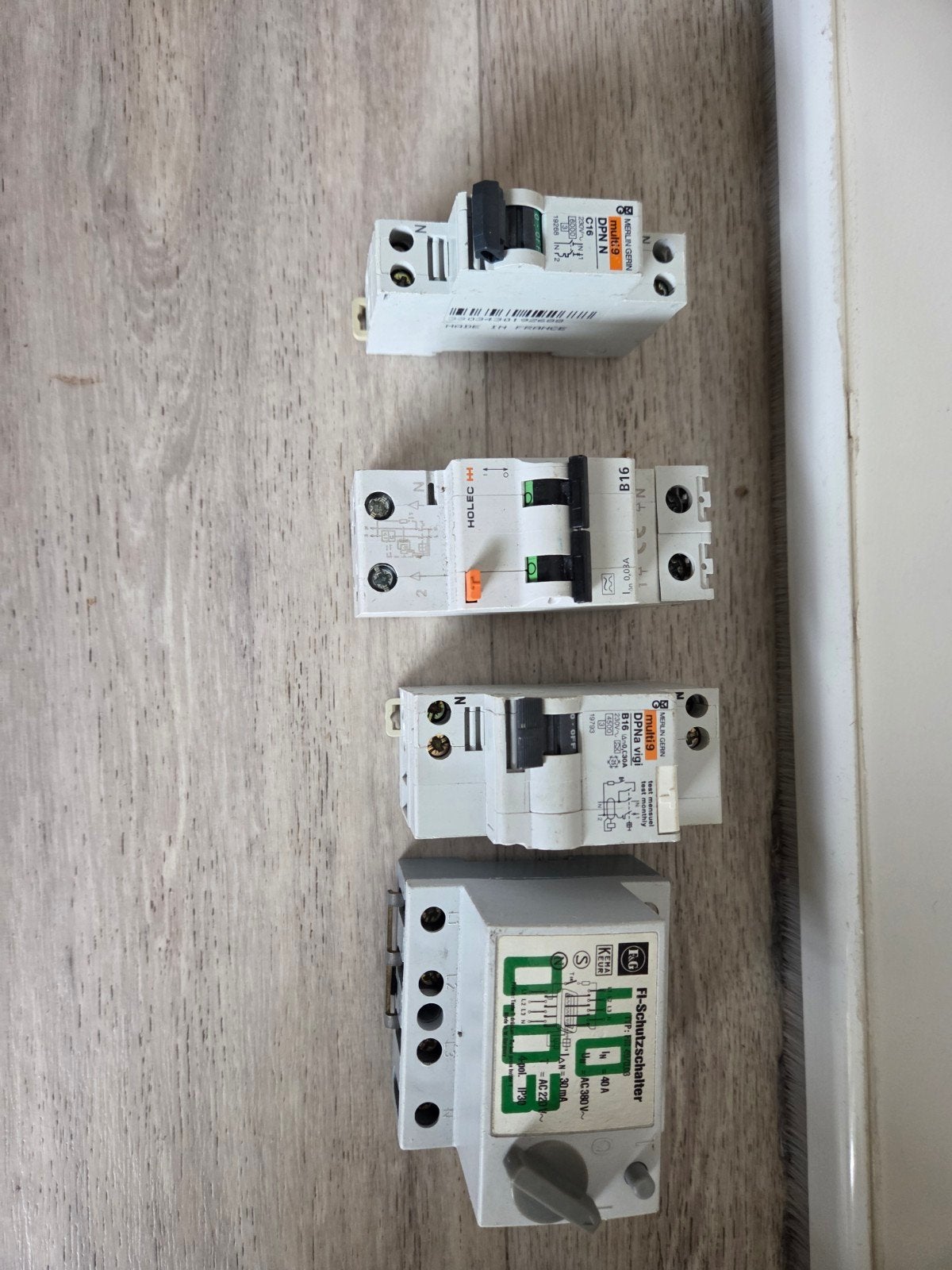 Diverse aardlekschakelaars en installatieautomaten, Ophalen of Verzenden, Gebruikt, Overige merken, Aardlekschakelaar