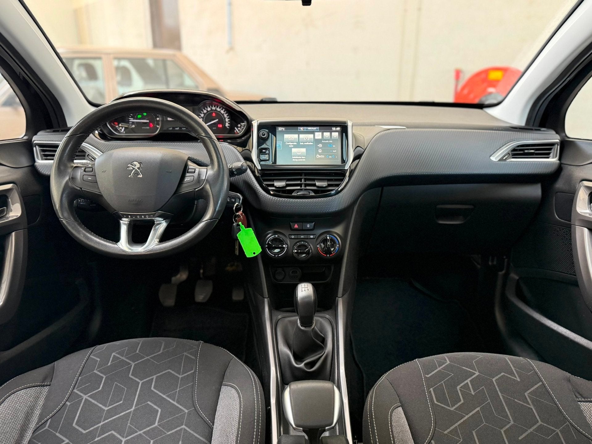 Foto 10 van Peugeot 2008 1.2 PureTech Blue Lion NAP Pano Navi Cruise Zee