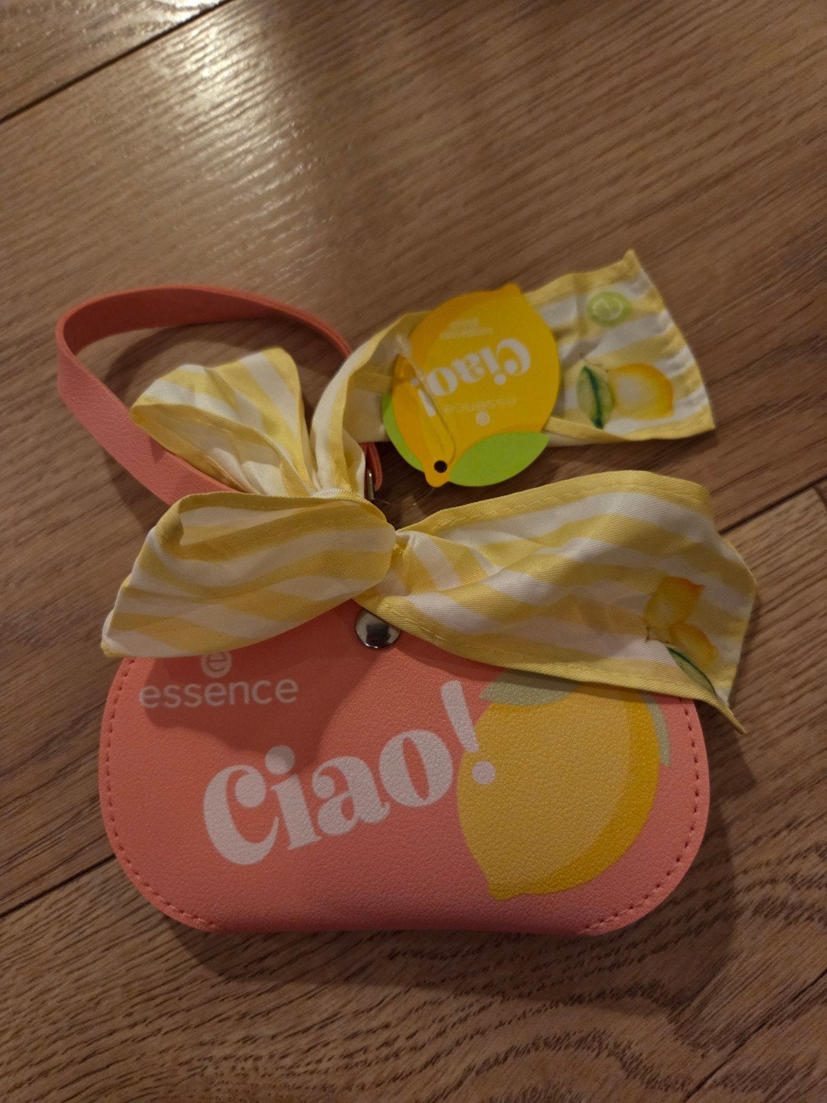Nieuwste essence item! Ciao! Liefhebber juicy bomb essence, Ophalen of Verzenden, Nieuw, Gehele gezicht