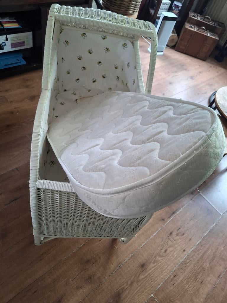 Rotan wieg, Kinderen en Baby's, Kinderkamer | Bedden, Ophalen, Zo goed als nieuw, Minder dan 140 cm, Minder dan 70 cm
