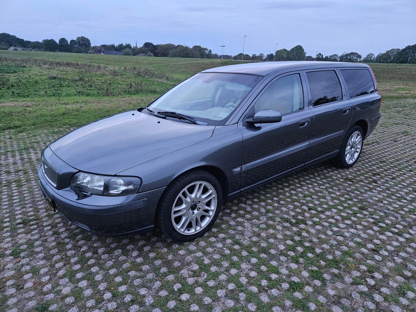Volvo V70 2.4 D5 2003 Grijs NIEUWE APK tot 21-10-27, Auto's, Voorwielaandrijving, 15 km/l, 1800 kg, Beige