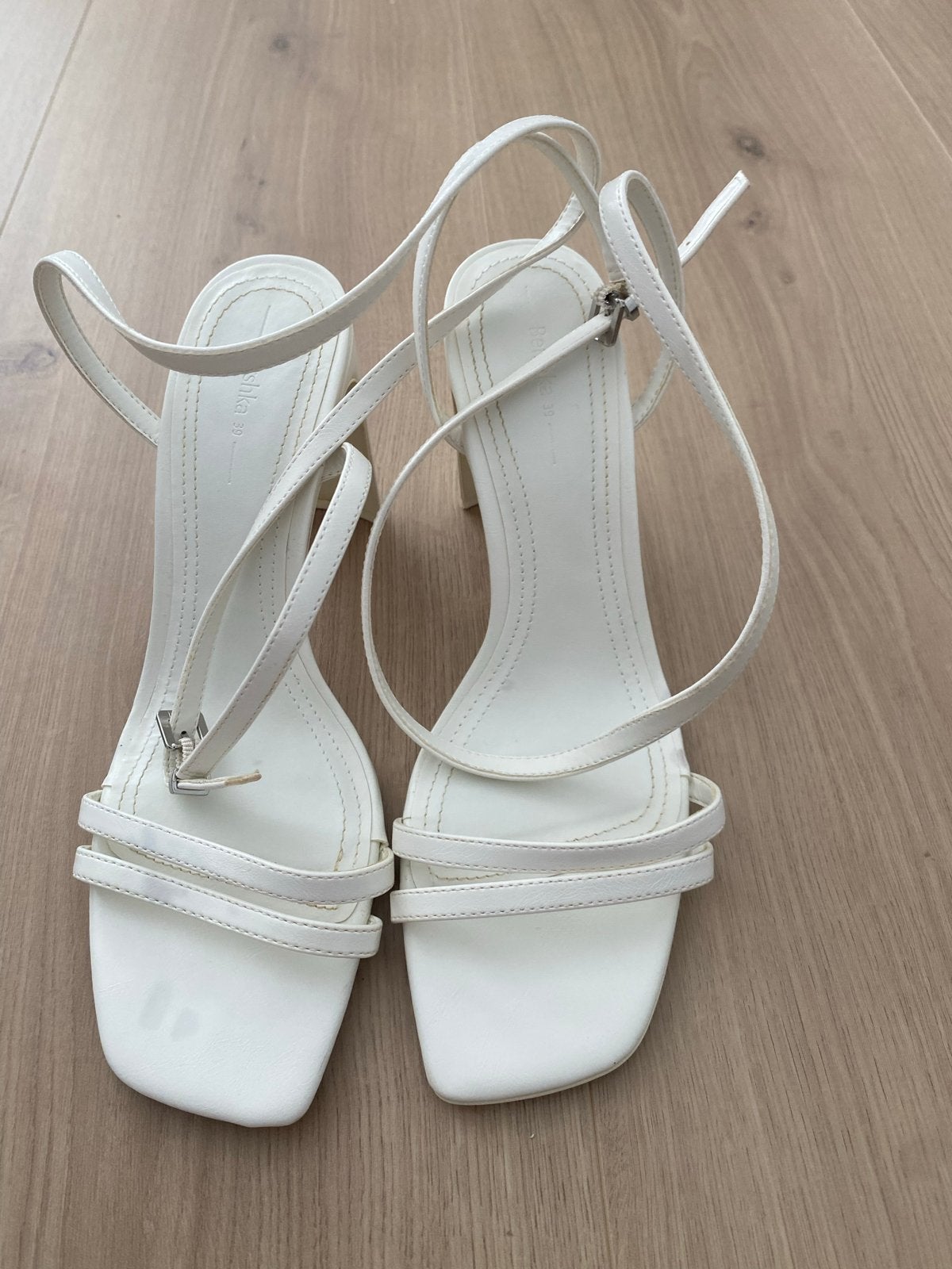 Witte sandalen met hak van Bershka, maat 39, Verzenden, Gedragen, Wit, Sandalen of Muiltjes