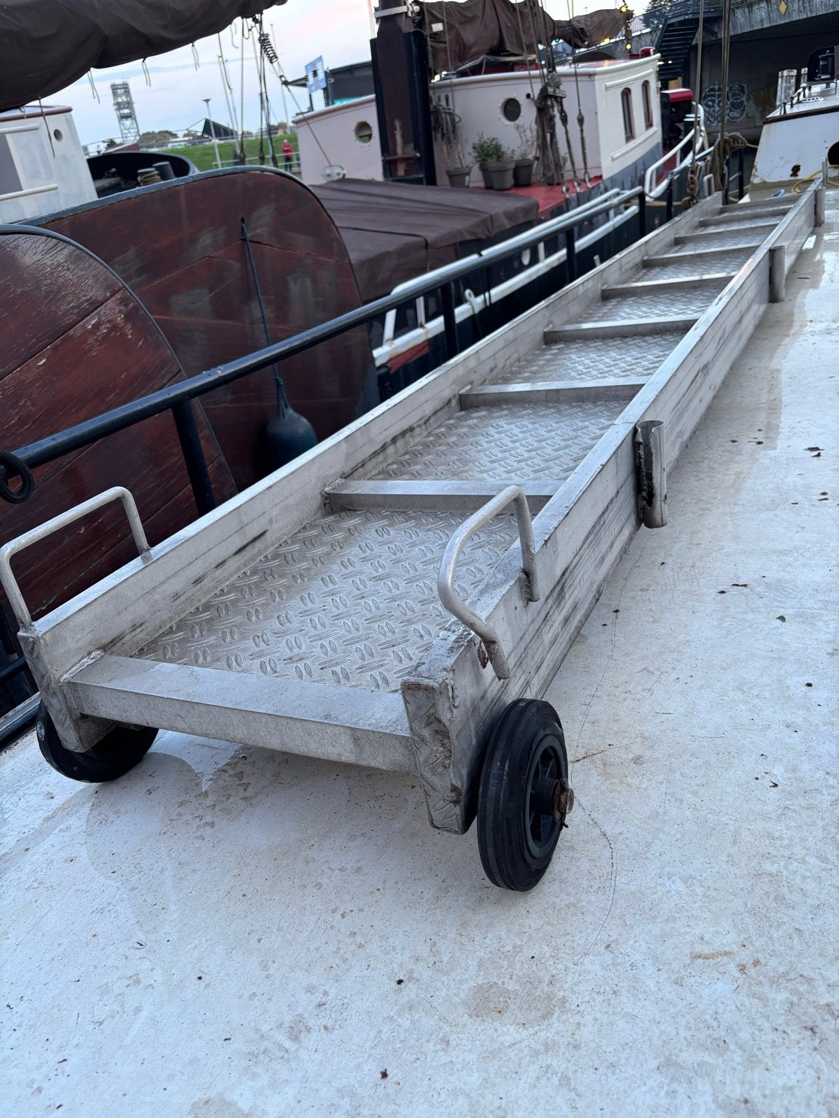 Aluminium loopplank/gangway 4 meter met wielen, Ophalen, Gebruikt