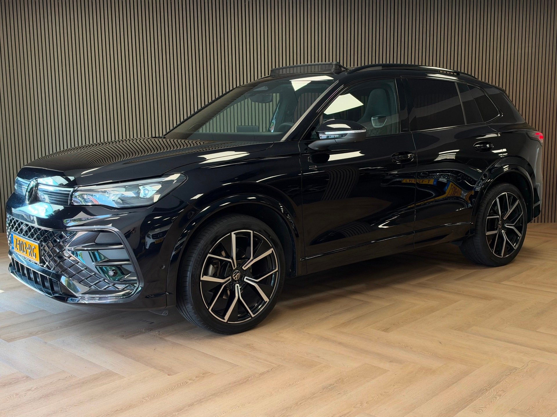Volkswagen Tiguan 1.5 eTSI R-Line Business DSG PANO NAVI 360, Auto's, Dealer onderhouden, Euro 6, 4 cilinders, Leder en Stof