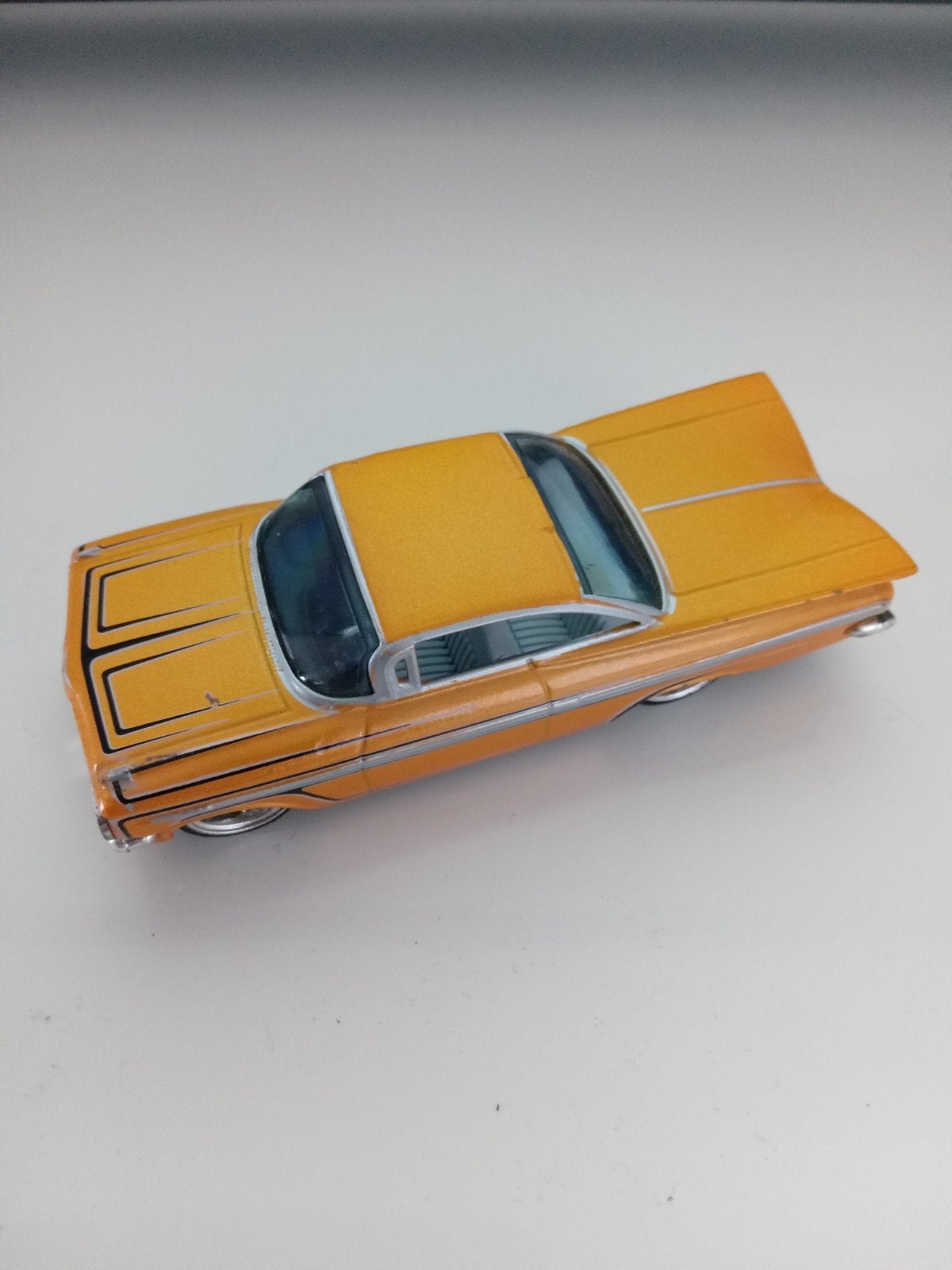 Hot Wheels Custom Classics Chevy Impala Cadillac, Ophalen of Verzenden, Gebruikt, Auto, Overige merken