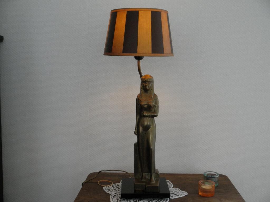 Tafel- salon- bedlamp met Egyptische vrouw sculptuur, Gebruikt, 50 tot 75 cm, Art deco, Ophalen of Verzenden