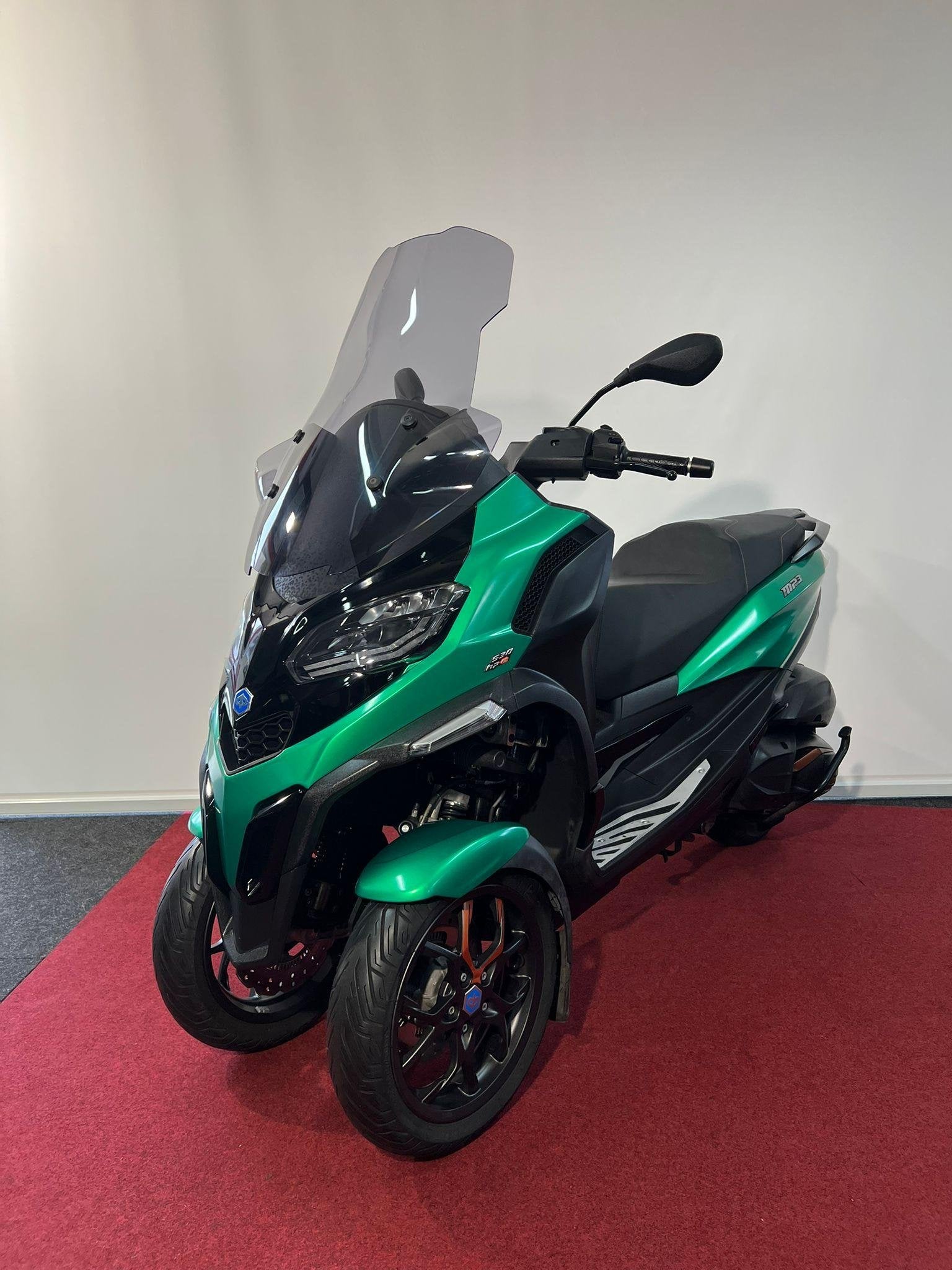 Piaggio MP3 530 HPE Exclusive ABS Limited Edition, Piaggio Vespa B.V., Minervum 7272
4817 ZM  Breda, NL, Customer_service@piaggio.com