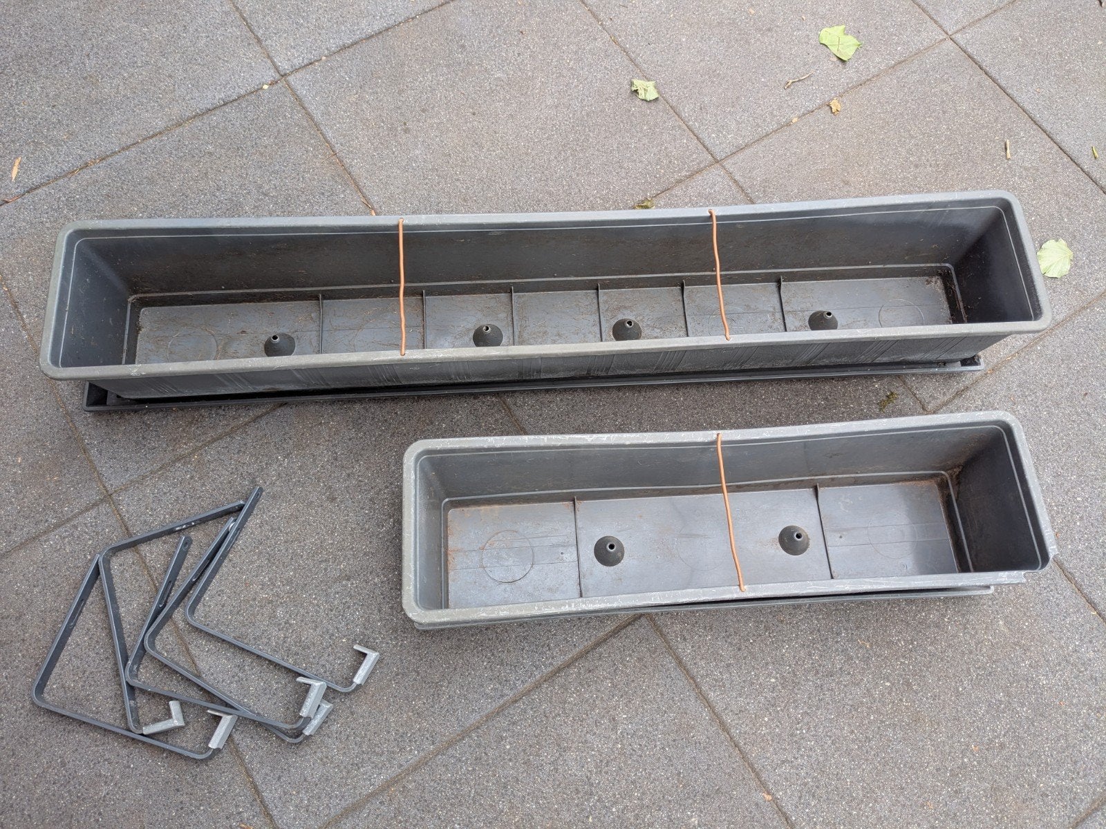 Bloembakken groot en klein met ophangbeugels, Tuin en Terras, Bloembakken en Plantenbakken, Ophalen, Gebruikt, Kunststof