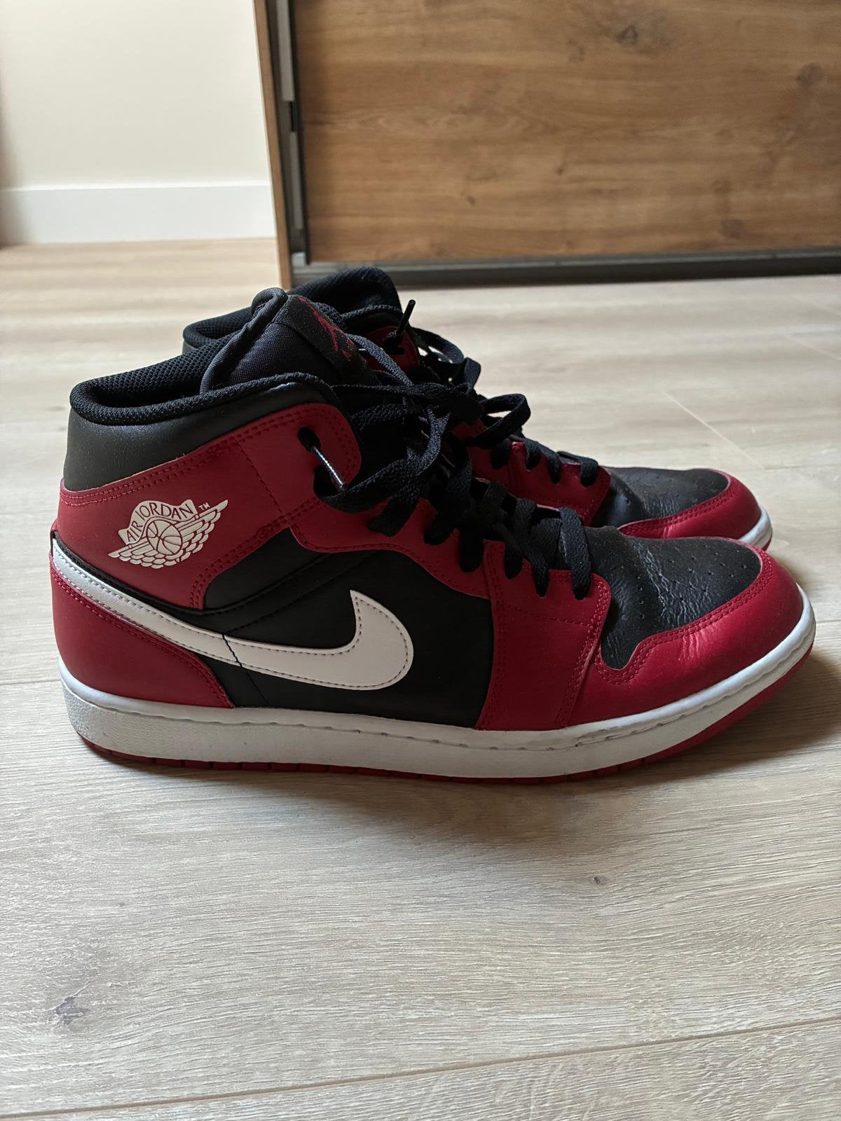 De Air Jordan 1 Mid maat 45,5 'Black/White/Gym Red', Ophalen of Verzenden, Zo goed als nieuw, Schoenen