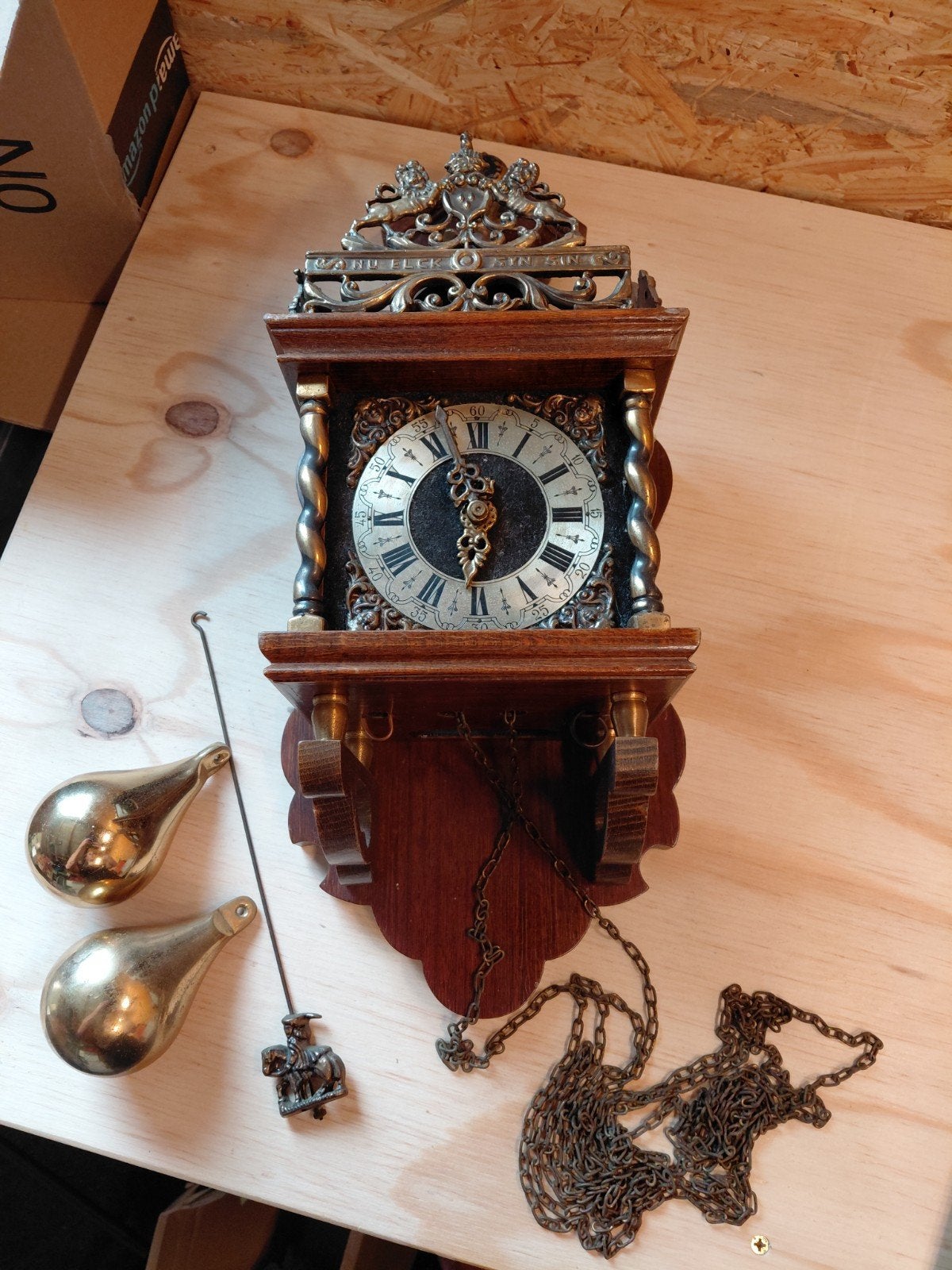 Antieke Wandklok met Rijkelijk Versierd Uurwerk, Ophalen of Verzenden
