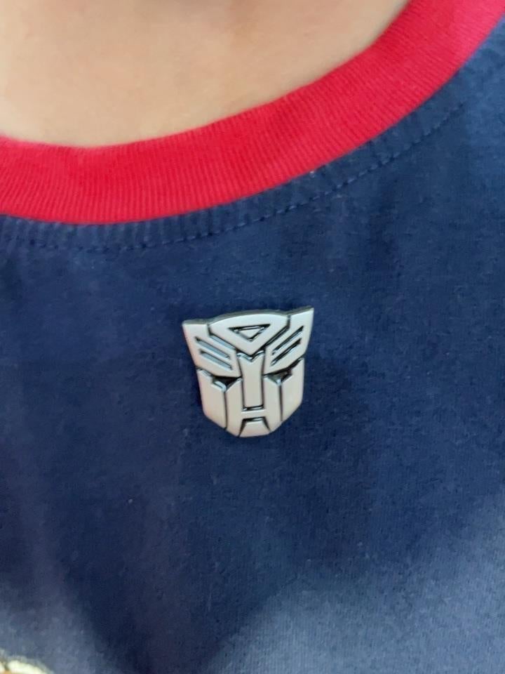 TRANSFORMERS Autobots logo Enamel Pin in doosje, Overige generaties, Ophalen of Verzenden, Nieuw