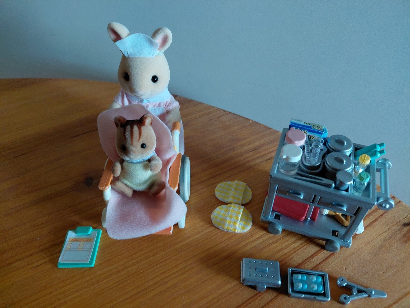 Sylvanian Families verpleegster/rolstoel/medicijnkar/baby, Ophalen of Verzenden, Zo goed als nieuw, Poppenhuis