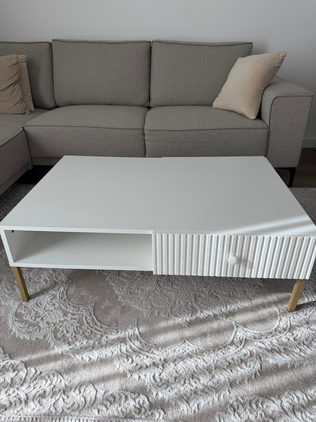 Witte salontafel met gouden poten en lades, Ophalen, 100 tot 150 cm, Zo goed als nieuw, Metaal