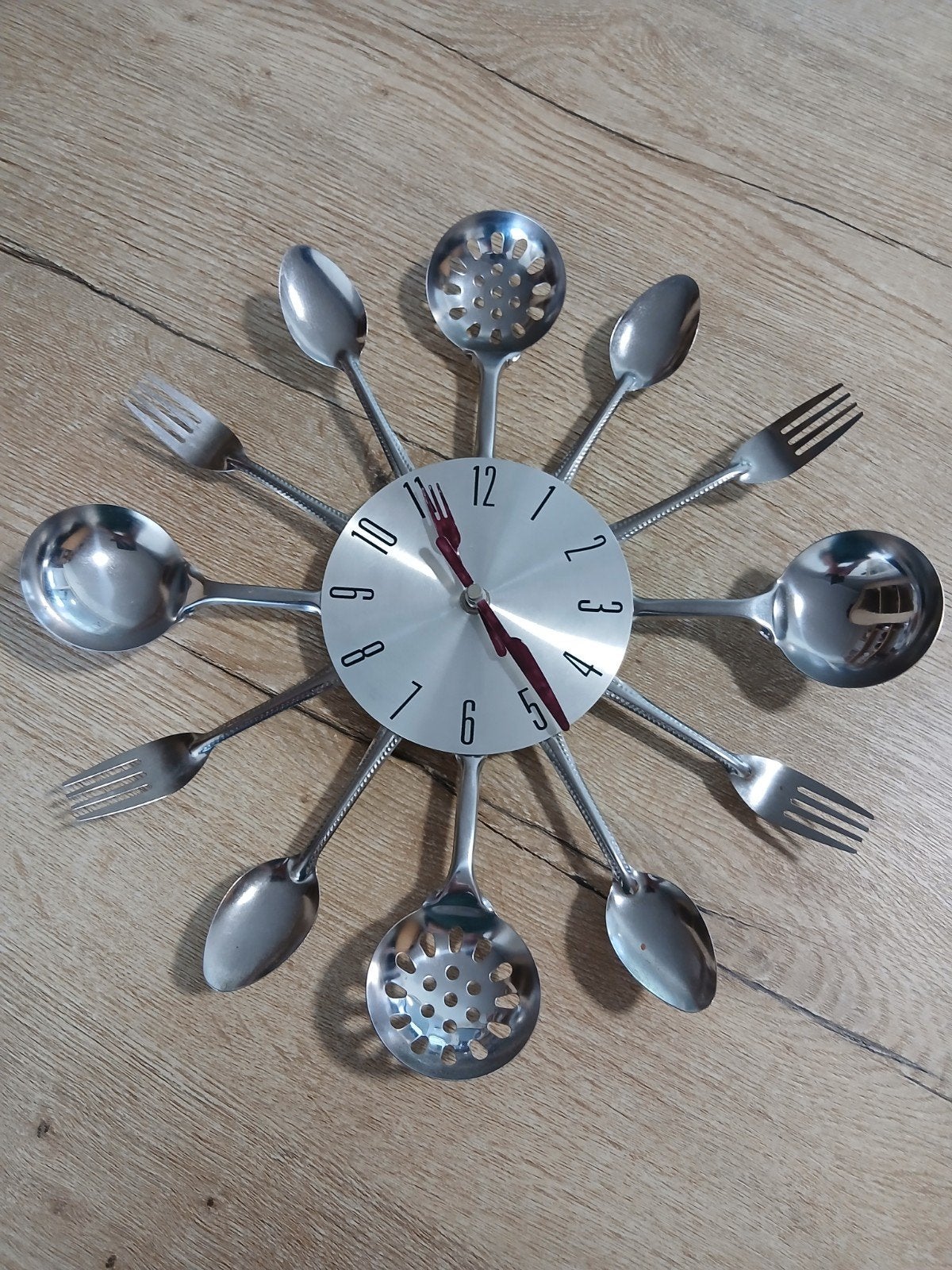 Unieke Bestek Wandklok - Modern Design voor Keuken, Ophalen of Verzenden, Zo goed als nieuw, Analoog, Wandklok