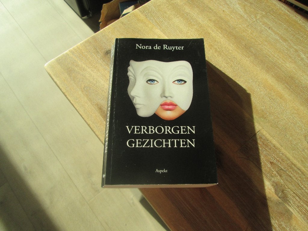 Verborgen Gezichten - Nora de Ruyter, Ophalen of Verzenden, Zo goed als nieuw, Nederland, Nora de Ruyter
