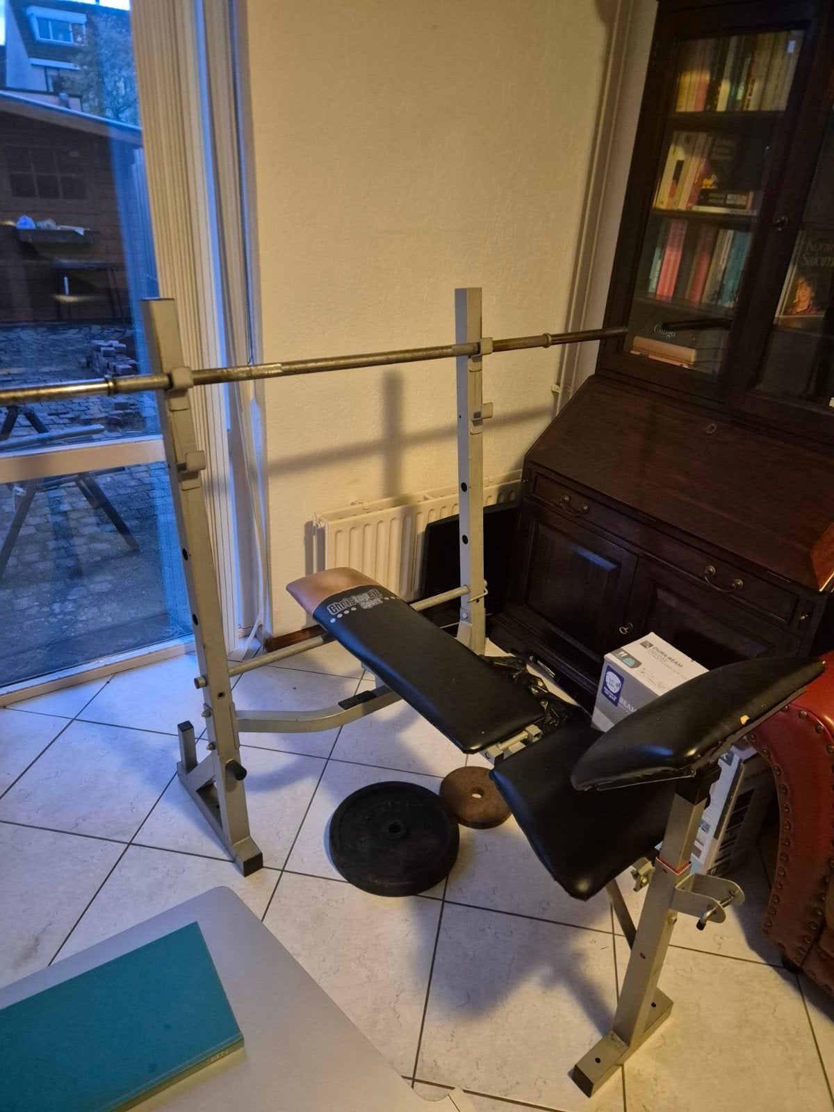 Fitnessbank met halterstang en gewichten, Ophalen, Gebruikt, Armen, Fitnessbank
