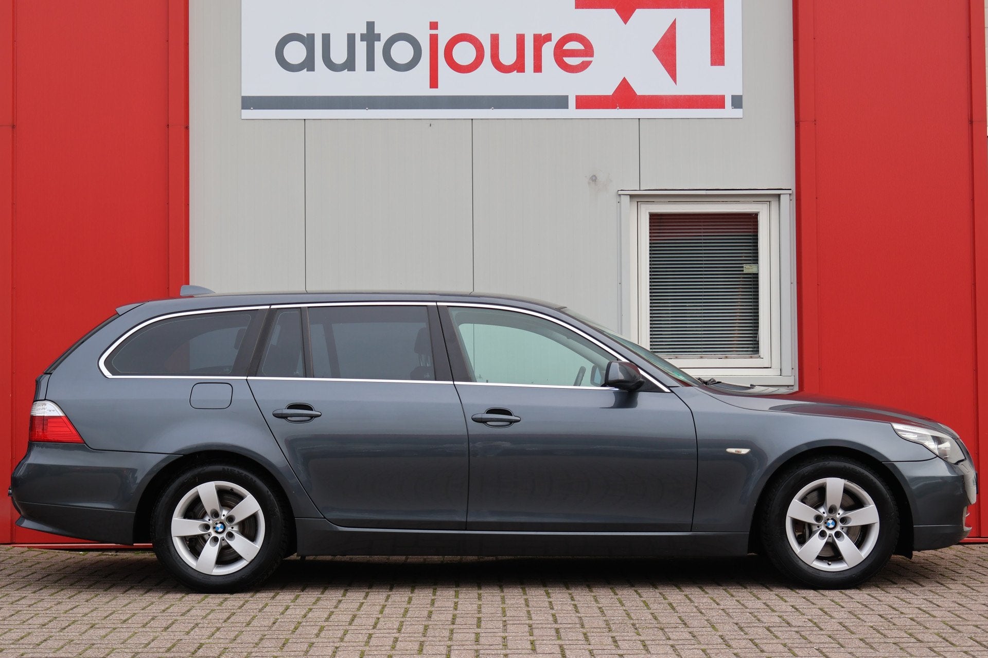BMW 5 Serie Touring 523i (bj 2008, automaat), Auto's, Gebruikt, Zwart, 93 €/maand, 750 kg
