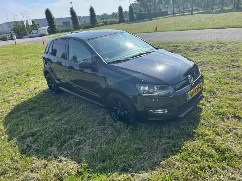 Volkswagen Polo 1.0 TSI 70KW 5D Bluemotion 2016 Zwart, Auto's, Voorwielaandrijving, Stof, 40 €/maand, 1011 kg