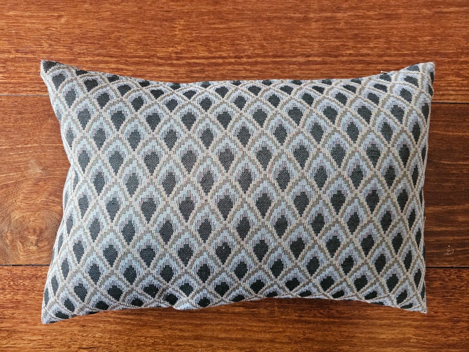 Claudi Sierkussen met Geometrisch Patroon, 35 x 55 cm, Huis en Inrichting, Meerkleurig, Met print, Ophalen of Verzenden, Zo goed als nieuw