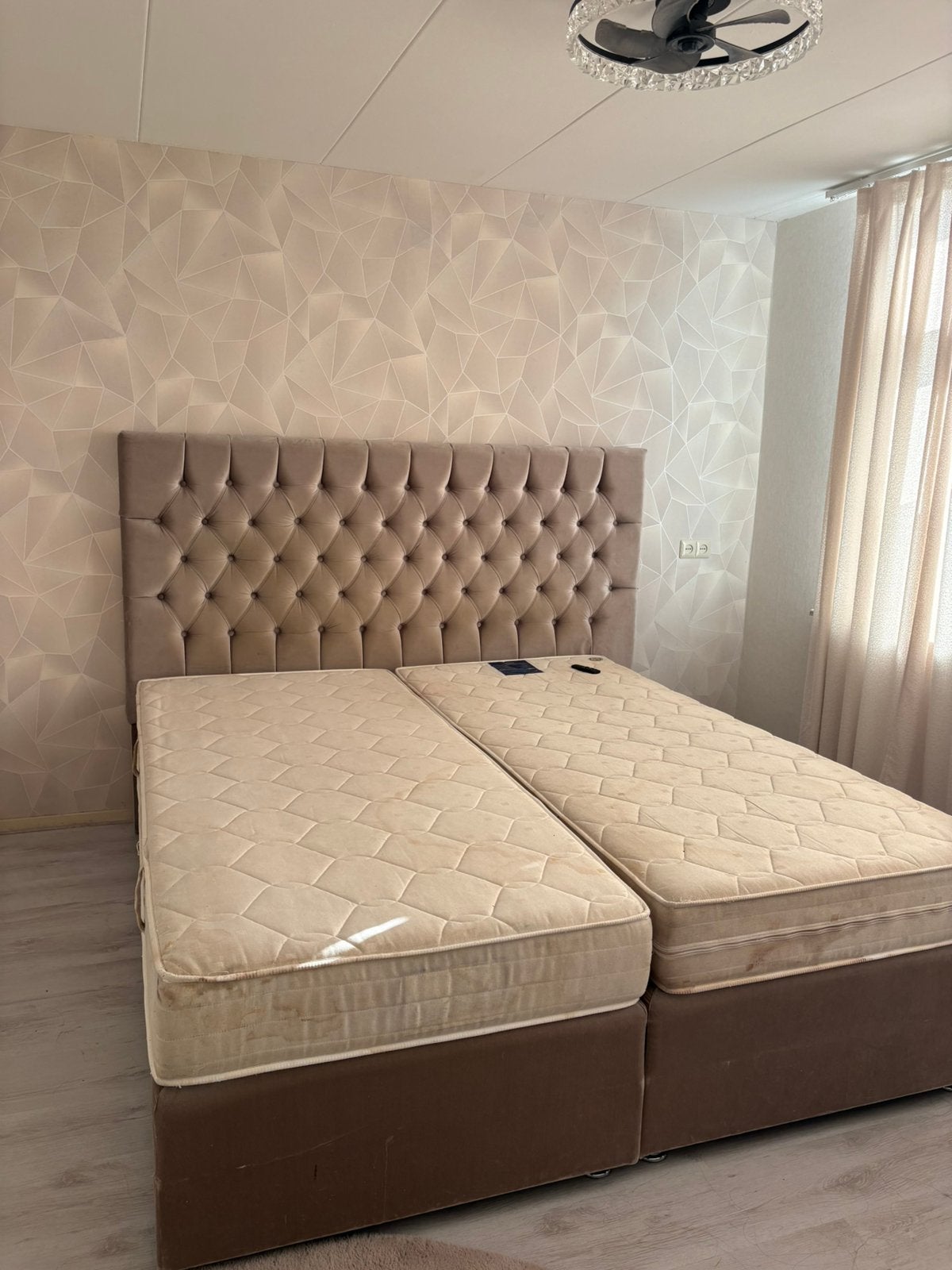 180x200 Boxspring bed met extra groot hoofdbord, Huis en Inrichting, Ophalen, Beige, Tweepersoons, Zo goed als nieuw