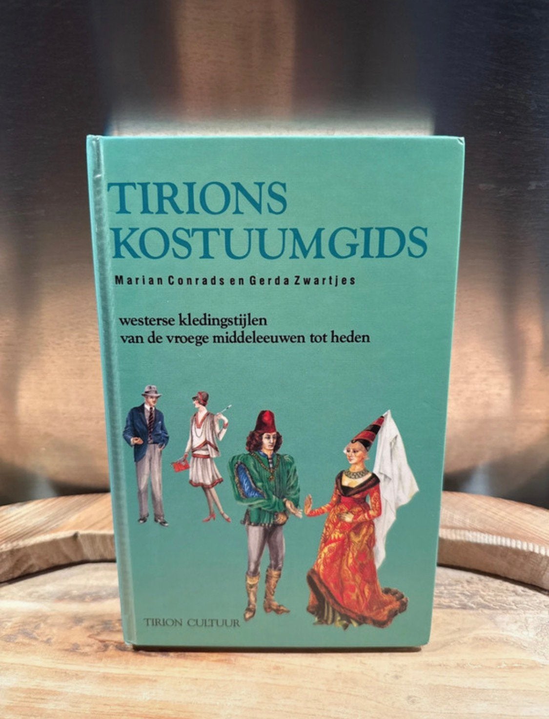 Tirions Kostuumgids – Marian Conrads & Gerda Zwartjes, Ophalen of Verzenden, Zo goed als nieuw, Mode algemeen