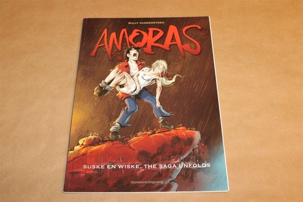 Amoras - Deel 1 Suske - Willy Vandersteen, Boeken, Stripboeken, Eén stripboek, Ophalen of Verzenden, Zo goed als nieuw