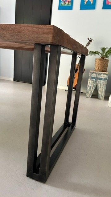 Foto 6 van Robuuste eettafel (lang) van mangohout met metalen onderstel