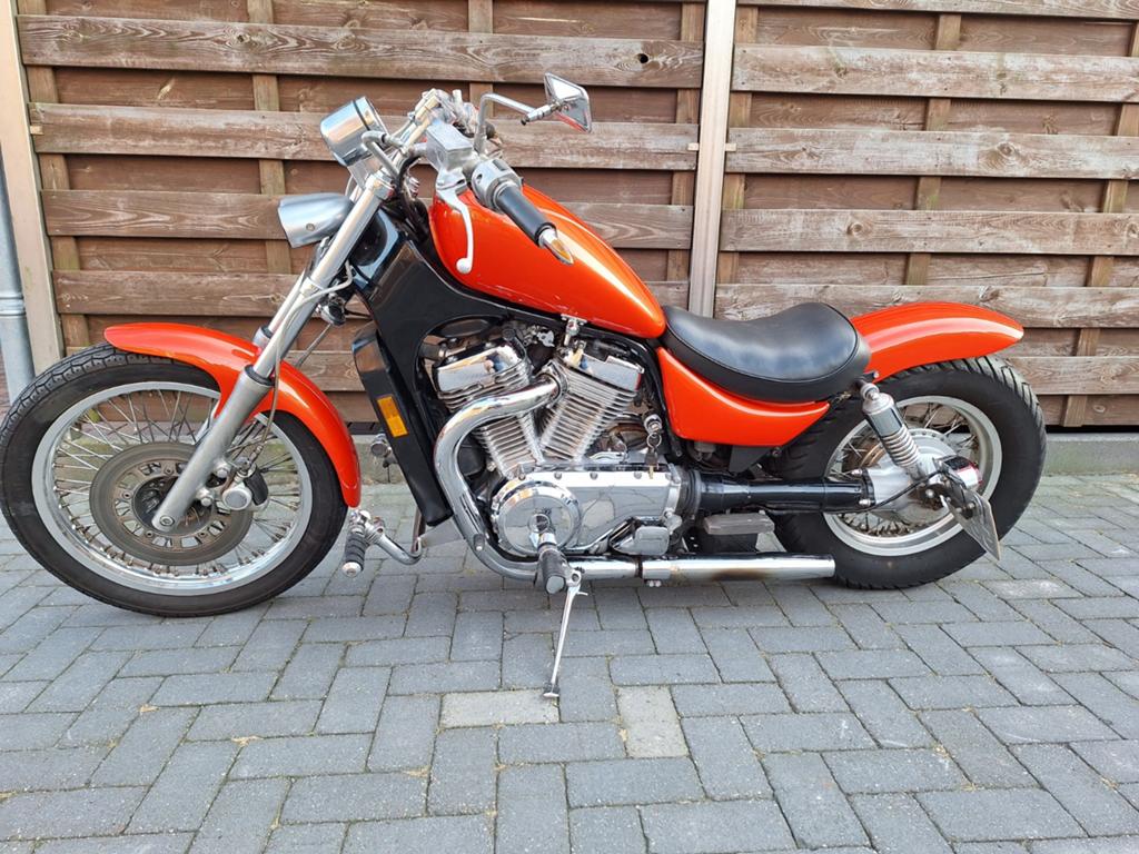 Suzuki intruder 700, 700 cc, Cardan-aandrijving, 2 cilinders, Chopper