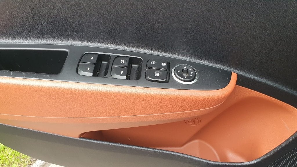 Foto 8 van Hyundai i10 1.0 5 DRS AUT 2014 Rood