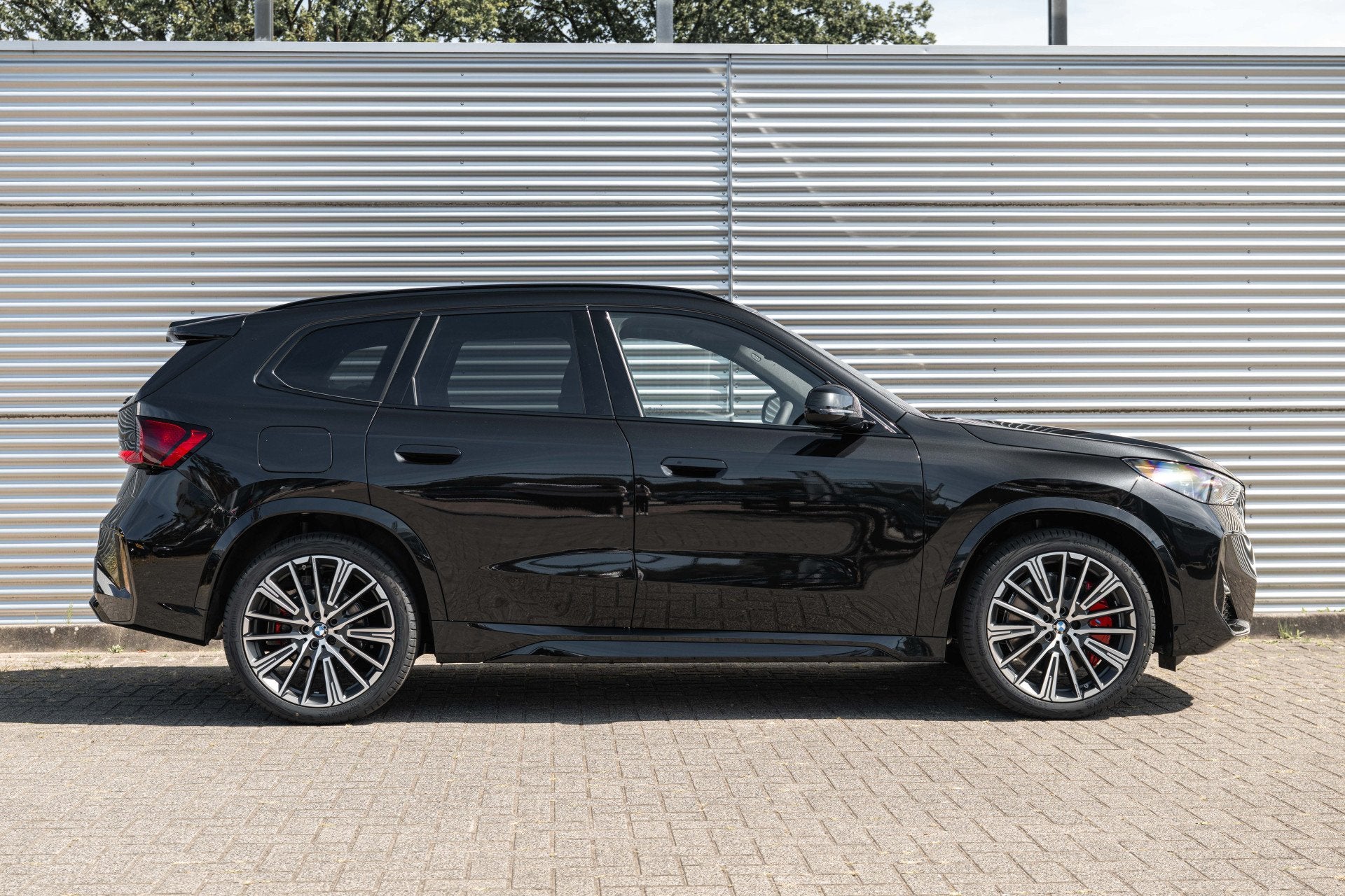BMW X1 xDrive25e M Sport Automaat / Panoramadak / Trekhaak /, Auto's, Dealer onderhouden, Zwart, Zwart, Bedrijf