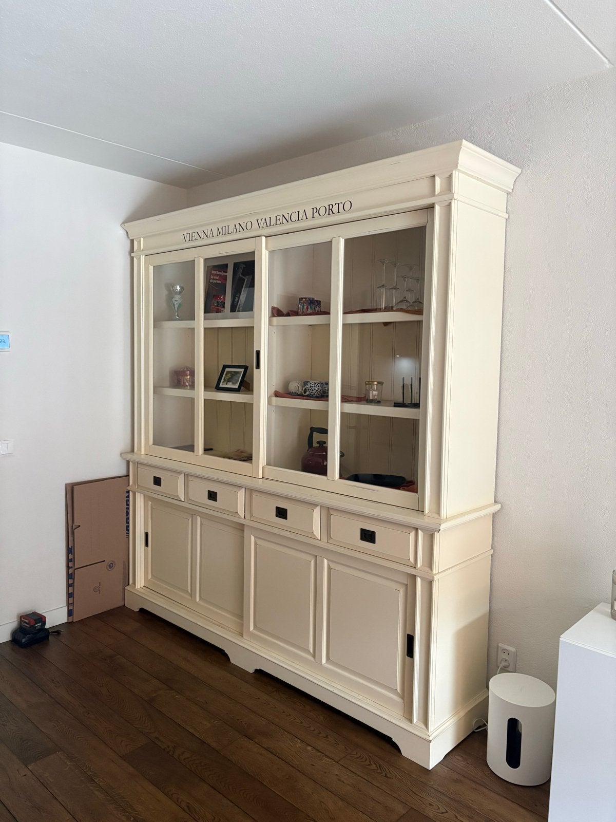 Vintage Italiaanse Kast - Crèmekleurige Vitrinekast, Antiek en Kunst, Antiek | Meubels | Kasten, Ophalen