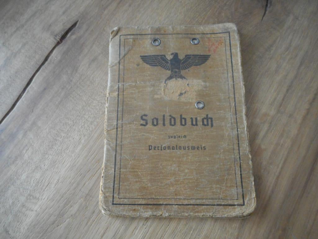 NSKK pet + Soldbuch dezelfde persoon, Verzamelen, Verzenden, Nederland, Helm of Baret