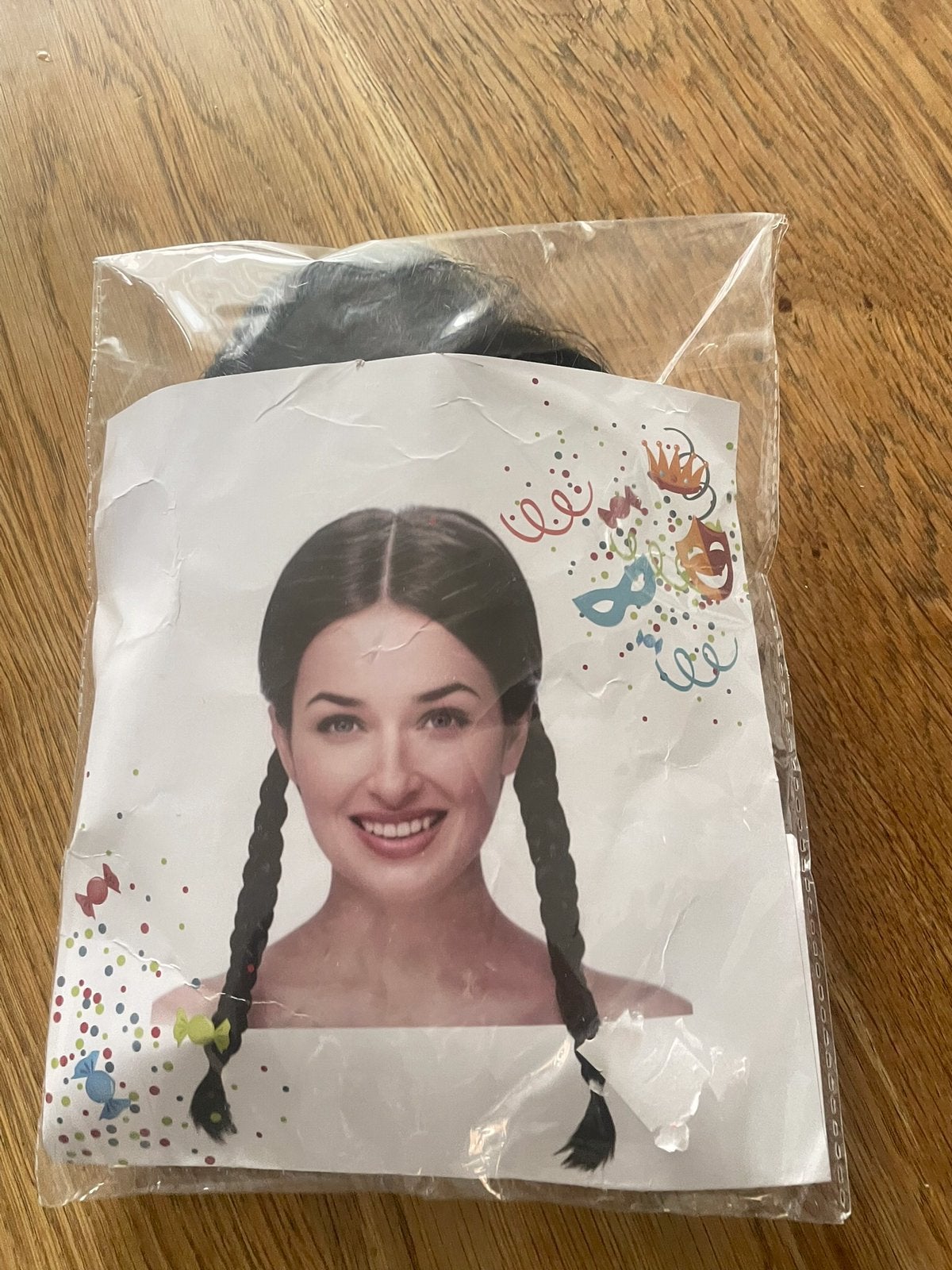 Nieuw in verpakking: Zwarte Pruik met 2 Vlechten, Kleding | Heren, Carnaval, Nieuw, Overige maten, Ophalen of Verzenden