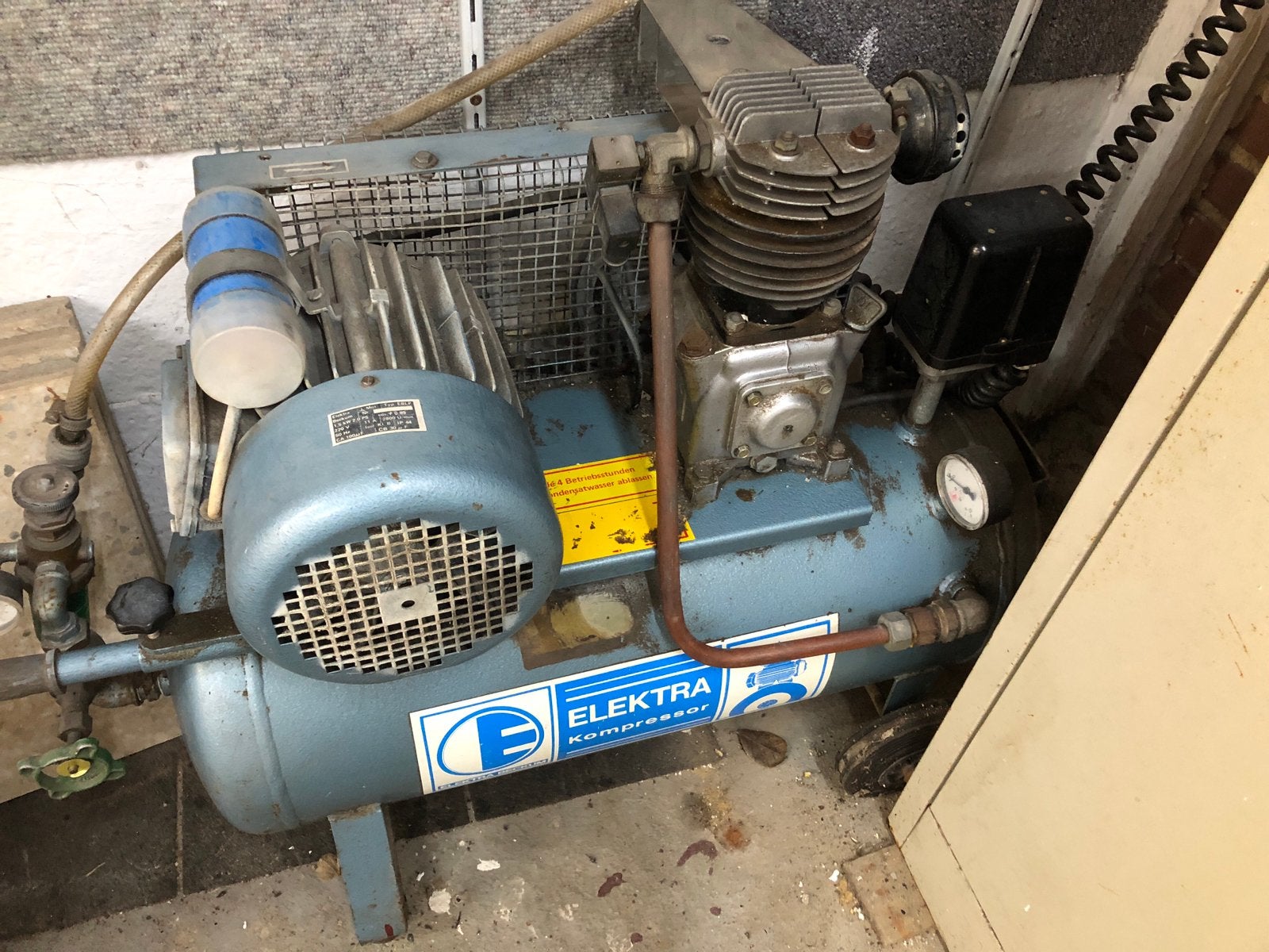 Te koop compressor een cilinder, Ophalen, Gebruikt, 200 tot 400 liter/min, Mobiel