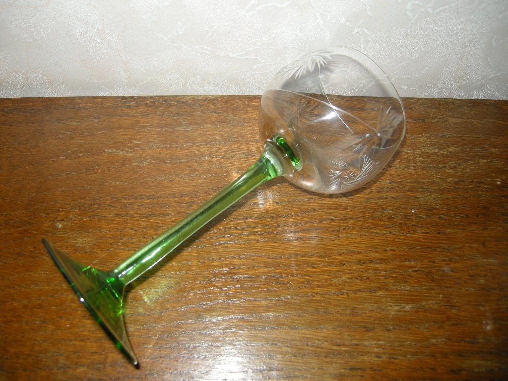 Antiek hoog glas met groen poot en gravure..., Ophalen of Verzenden