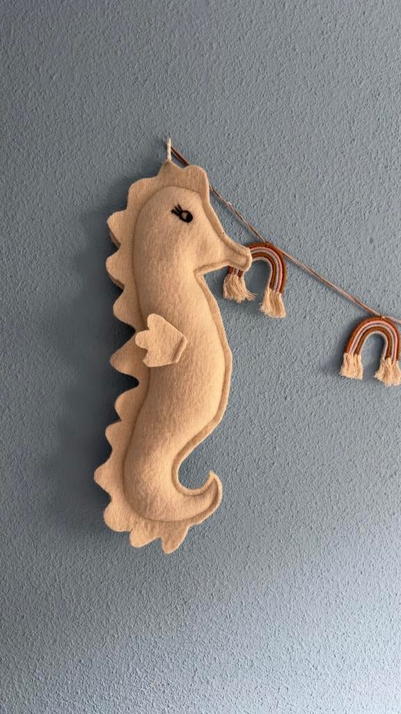 Vilten handgemaakt zeepaardje beige + handgemaakte slinger, Ophalen of Verzenden, Zo goed als nieuw, Overige typen