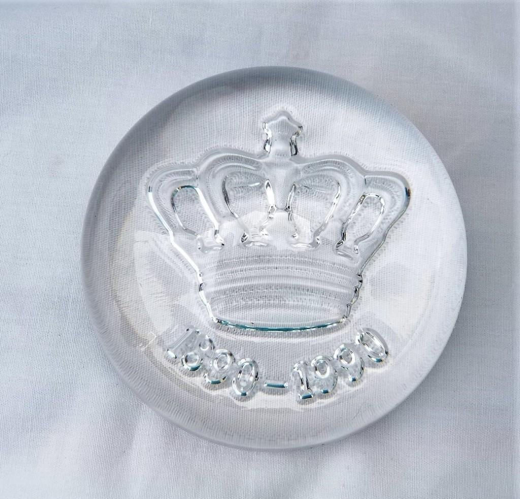 Geperst glas presse-papier in reliëf kroon KONINKLIJKE SHELL, Verzenden