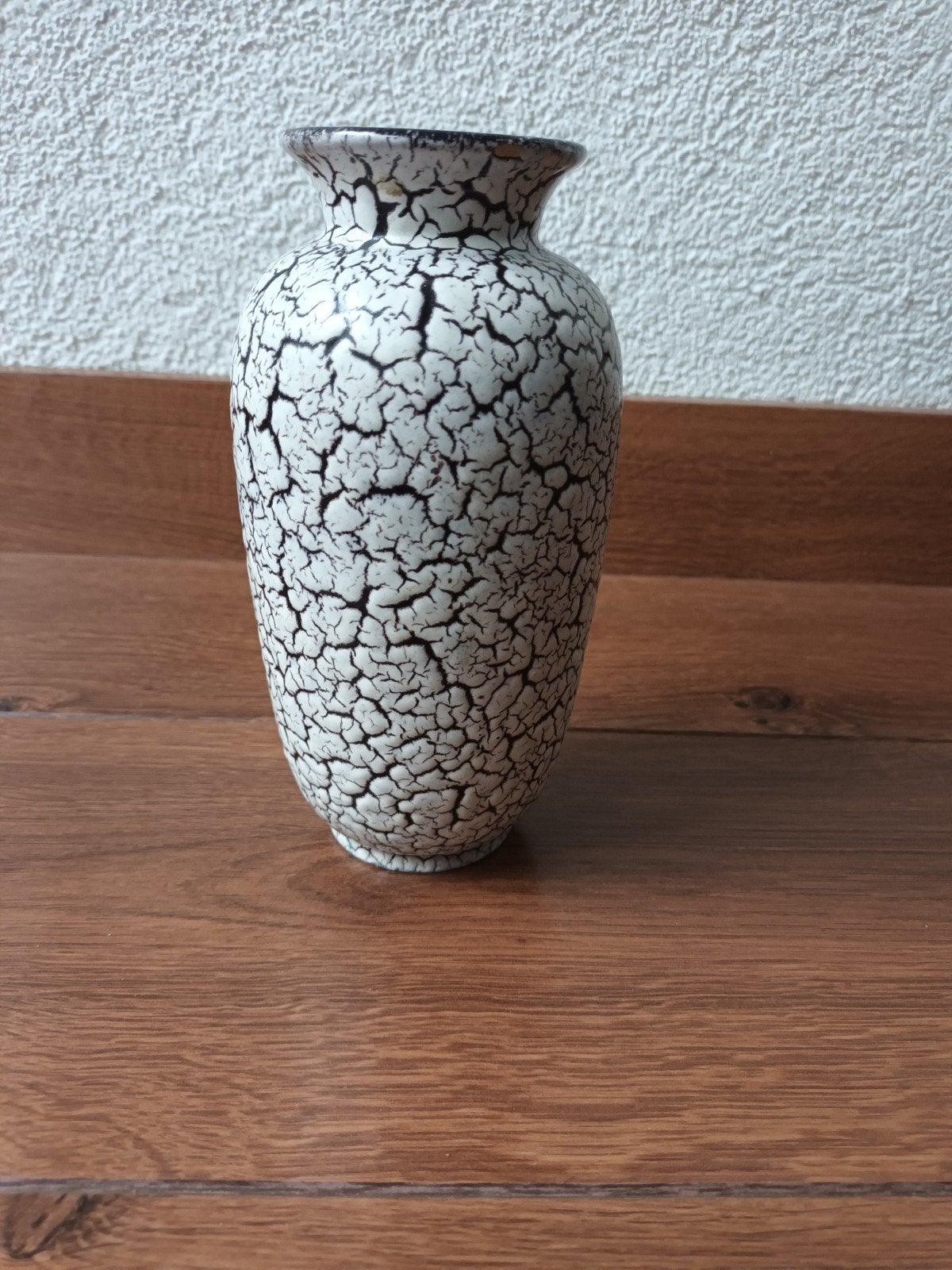 Vaas vaasje wit zwart gevlekt vlekjes keramiek 16cm hoog, Huis en Inrichting, Woonaccessoires | Vazen, Gebruikt, Wit, Aardewerk of Porselein
